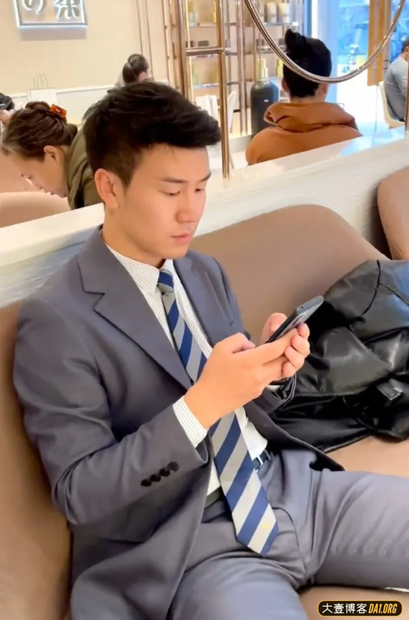 奶茶店抓拍气质正装帅哥,发型清爽,面容干净,高高的鼻梁很吸睛 奶茶店抓拍气质正装帅哥,发型清爽,面容干净,高高的鼻梁很吸睛
