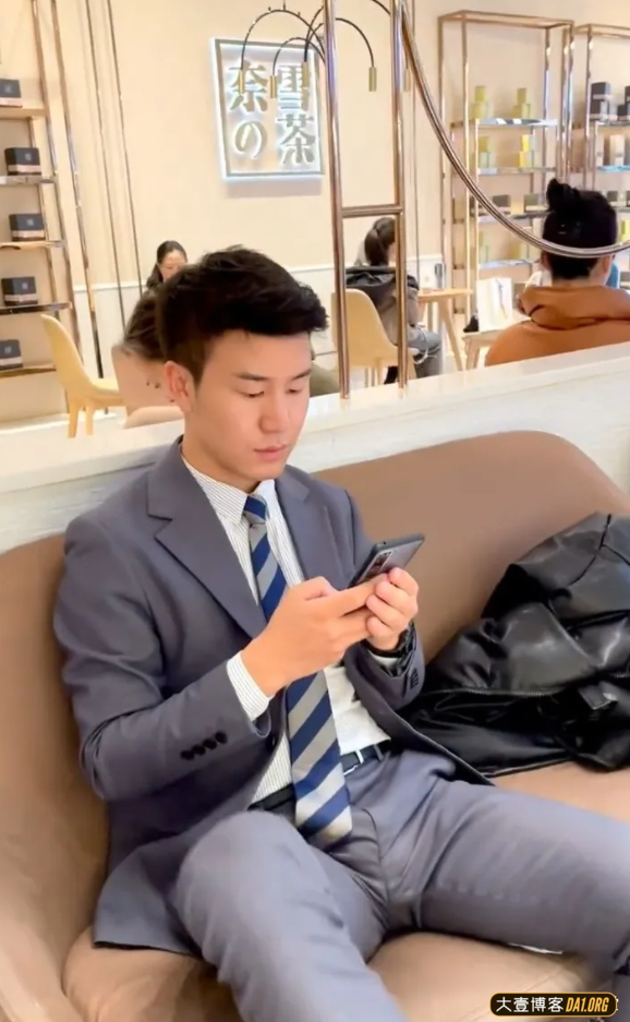 奶茶店抓拍气质正装帅哥,发型清爽,面容干净,高高的鼻梁很吸睛 奶茶店抓拍气质正装帅哥,发型清爽,面容干净,高高的鼻梁很吸睛
