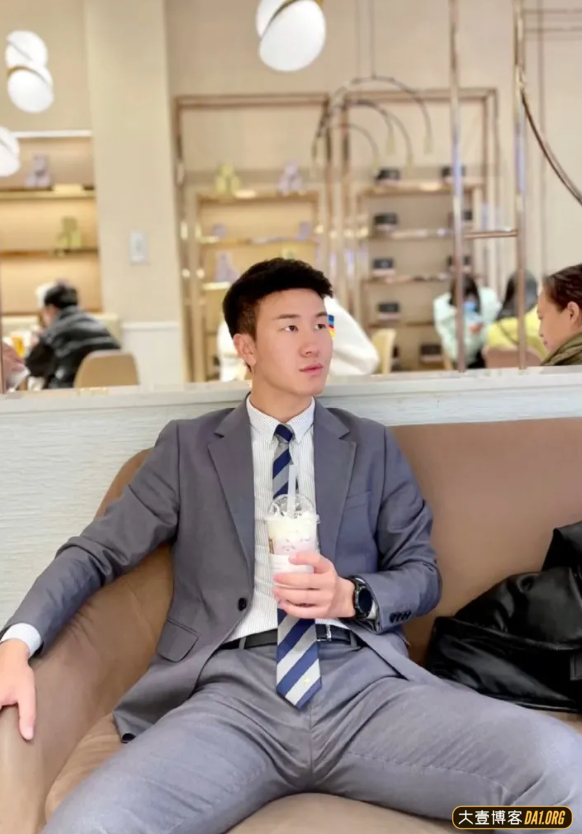 奶茶店抓拍气质正装帅哥,发型清爽,面容干净,高高的鼻梁很吸睛 奶茶店抓拍气质正装帅哥,发型清爽,面容干净,高高的鼻梁很吸睛