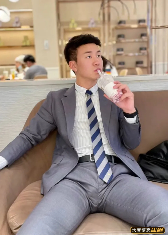奶茶店抓拍气质正装帅哥,发型清爽,面容干净,高高的鼻梁很吸睛 奶茶店抓拍气质正装帅哥,发型清爽,面容干净,高高的鼻梁很吸睛