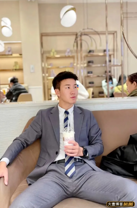 奶茶店抓拍气质正装帅哥,发型清爽,面容干净,高高的鼻梁很吸睛 奶茶店抓拍气质正装帅哥,发型清爽,面容干净,高高的鼻梁很吸睛