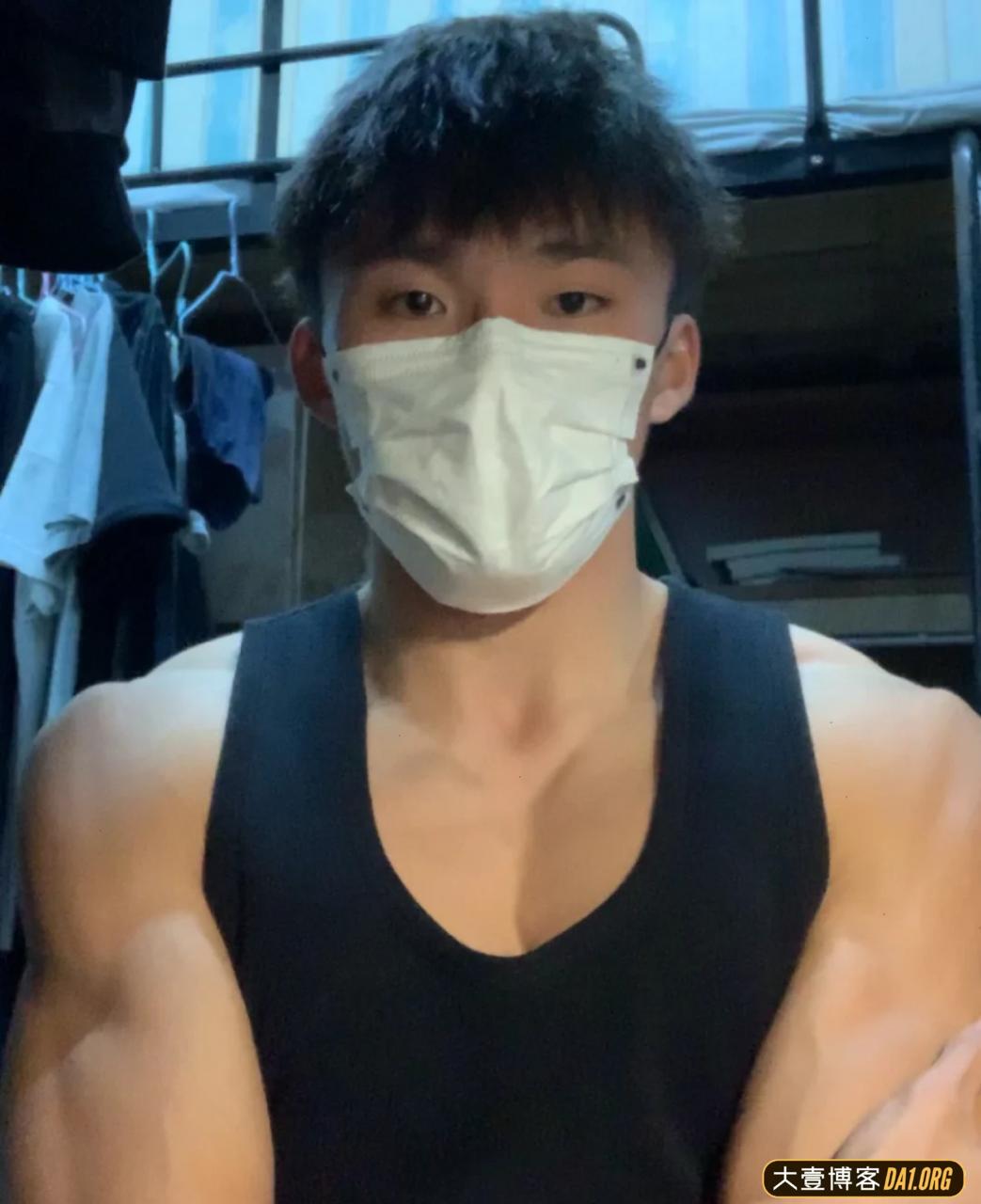 01年在校田径体育生小哥哥,没事就虐腹肌! 01年在校田径体育生小哥哥,没事就虐腹肌!