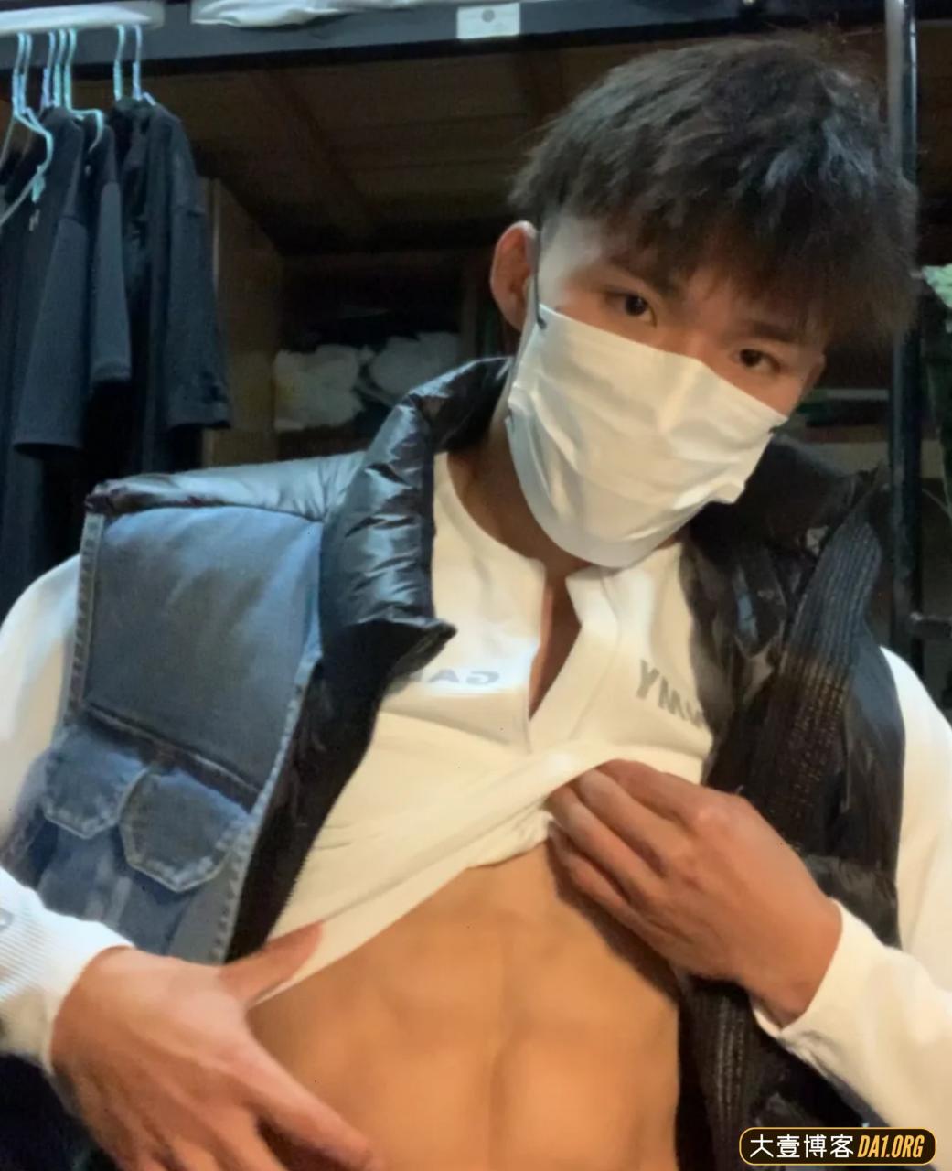 01年在校田径体育生小哥哥,没事就虐腹肌! 01年在校田径体育生小哥哥,没事就虐腹肌!
