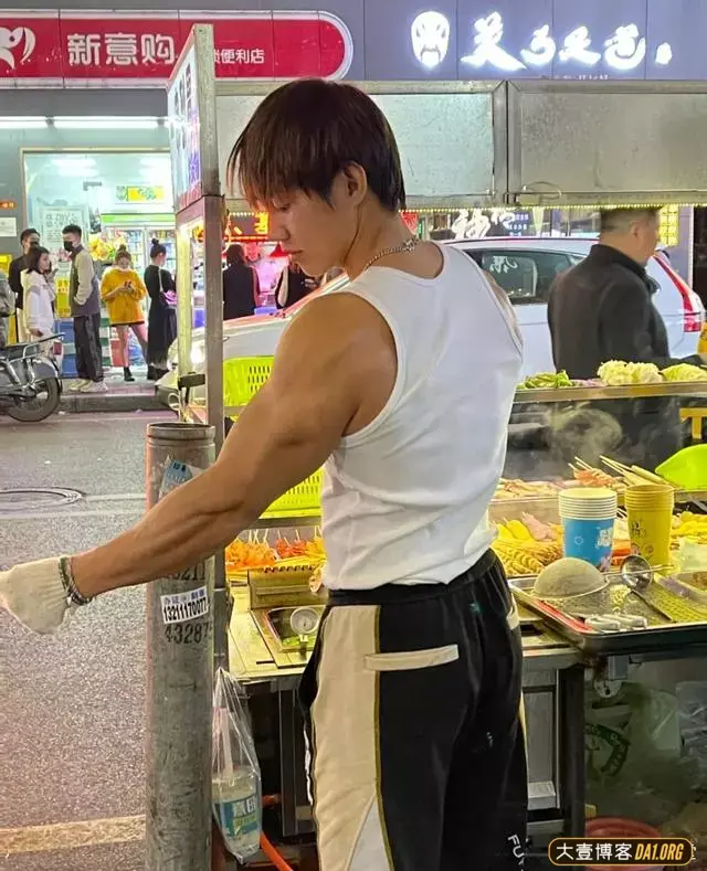 肌肉帅哥街边卖炸串,这身材居然揽不到客人? 肌肉帅哥街边卖炸串,这身材居然揽不到客人?