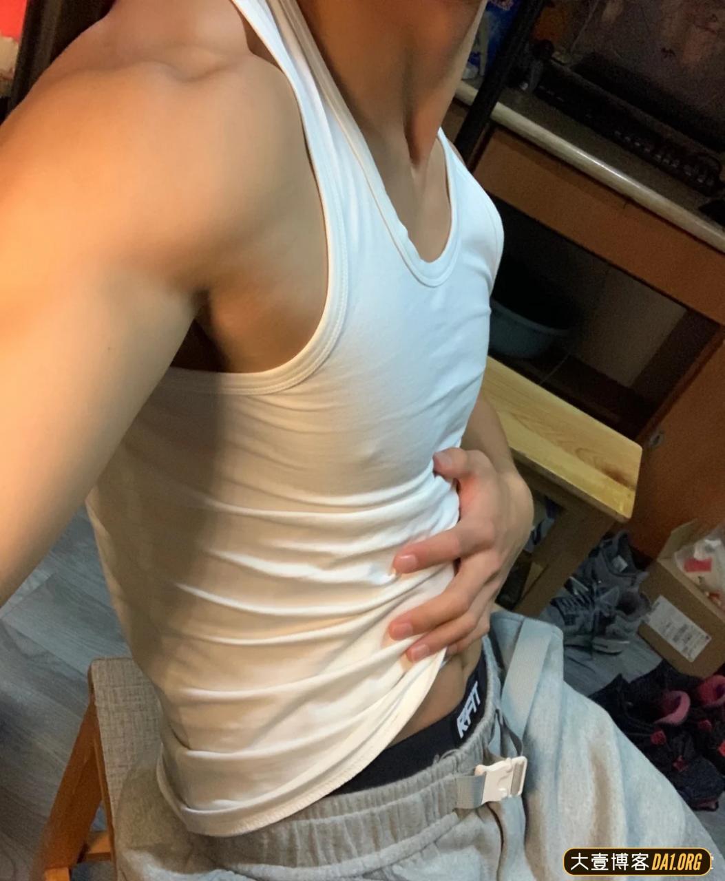 01年在校田径体育生小哥哥,没事就虐腹肌! 01年在校田径体育生小哥哥,没事就虐腹肌!