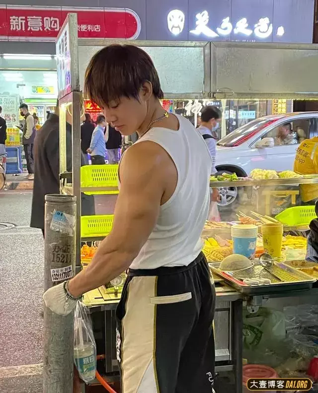 肌肉帅哥街边卖炸串,这身材居然揽不到客人? 肌肉帅哥街边卖炸串,这身材居然揽不到客人?
