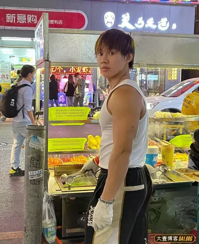 肌肉帅哥街边卖炸串,这身材居然揽不到客人? 肌肉帅哥街边卖炸串,这身材居然揽不到客人?