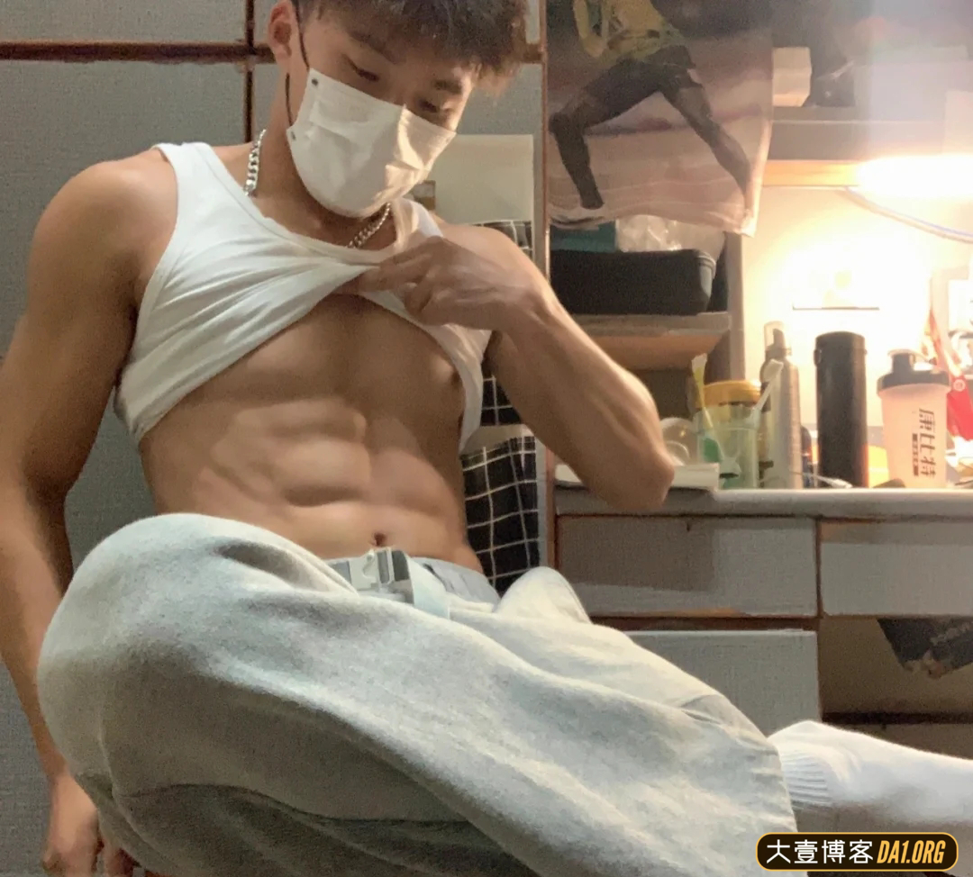 01年在校田径体育生小哥哥,没事就虐腹肌! 01年在校田径体育生小哥哥,没事就虐腹肌!