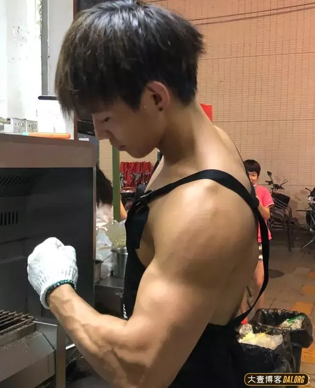 肌肉帅哥街边卖炸串,这身材居然揽不到客人? 肌肉帅哥街边卖炸串,这身材居然揽不到客人?