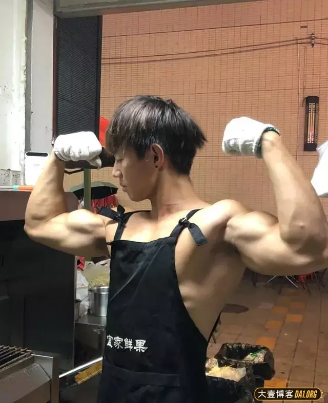 肌肉帅哥街边卖炸串,这身材居然揽不到客人? 肌肉帅哥街边卖炸串,这身材居然揽不到客人?