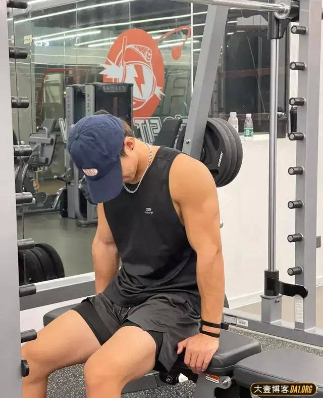 肌肉帅哥街边卖炸串,这身材居然揽不到客人? 肌肉帅哥街边卖炸串,这身材居然揽不到客人?
