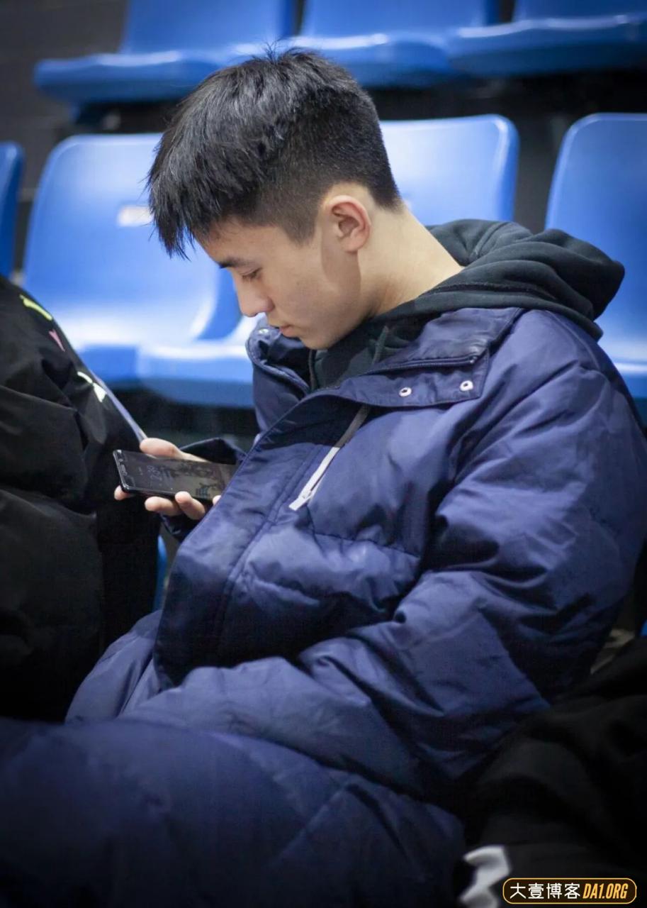 奶茶店抓拍气质正装帅哥,发型清爽,面容干净,高高的鼻梁很吸睛 奶茶店抓拍气质正装帅哥,发型清爽,面容干净,高高的鼻梁很吸睛