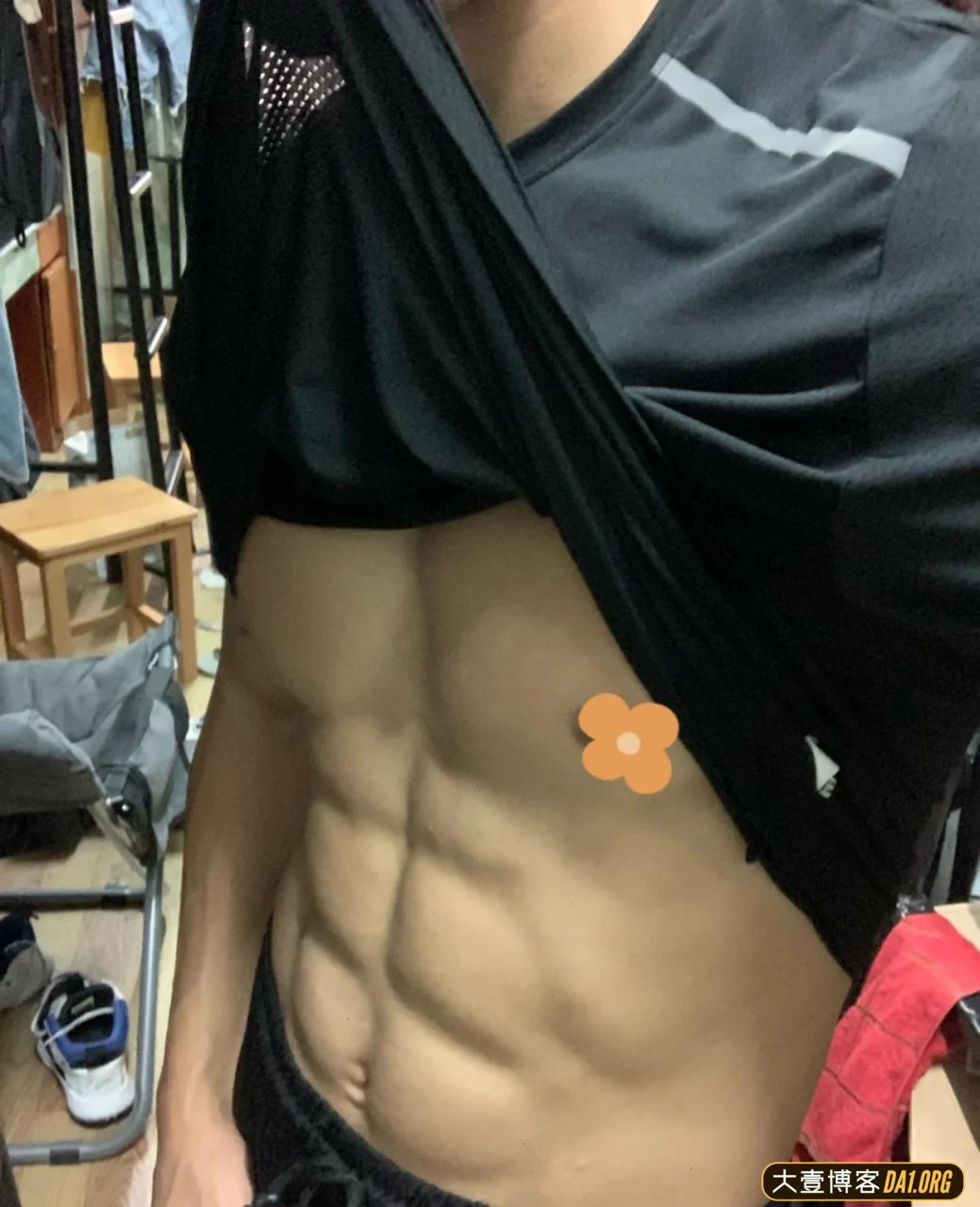 01年在校田径体育生小哥哥,没事就虐腹肌! 01年在校田径体育生小哥哥,没事就虐腹肌!
