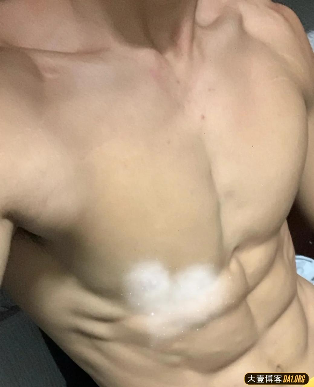 01年在校田径体育生小哥哥,没事就虐腹肌! 01年在校田径体育生小哥哥,没事就虐腹肌!