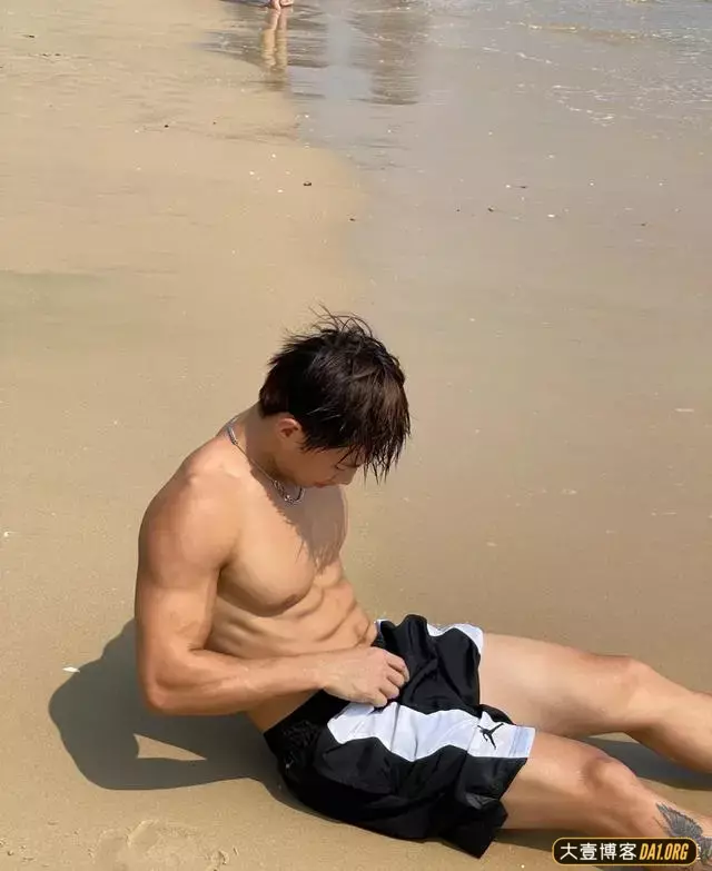 肌肉帅哥街边卖炸串,这身材居然揽不到客人? 肌肉帅哥街边卖炸串,这身材居然揽不到客人?