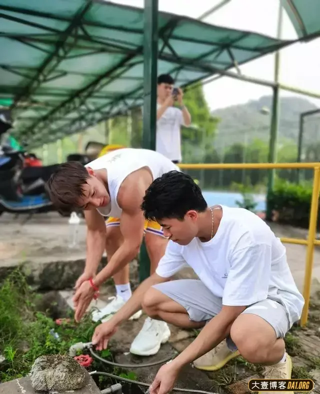 肌肉帅哥街边卖炸串,这身材居然揽不到客人? 肌肉帅哥街边卖炸串,这身材居然揽不到客人?