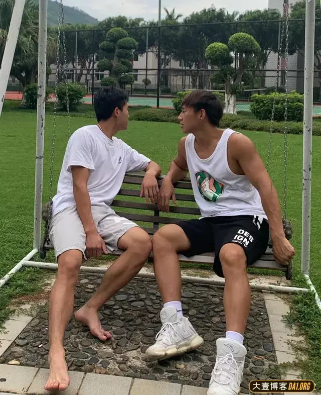 肌肉帅哥街边卖炸串,这身材居然揽不到客人? 肌肉帅哥街边卖炸串,这身材居然揽不到客人?