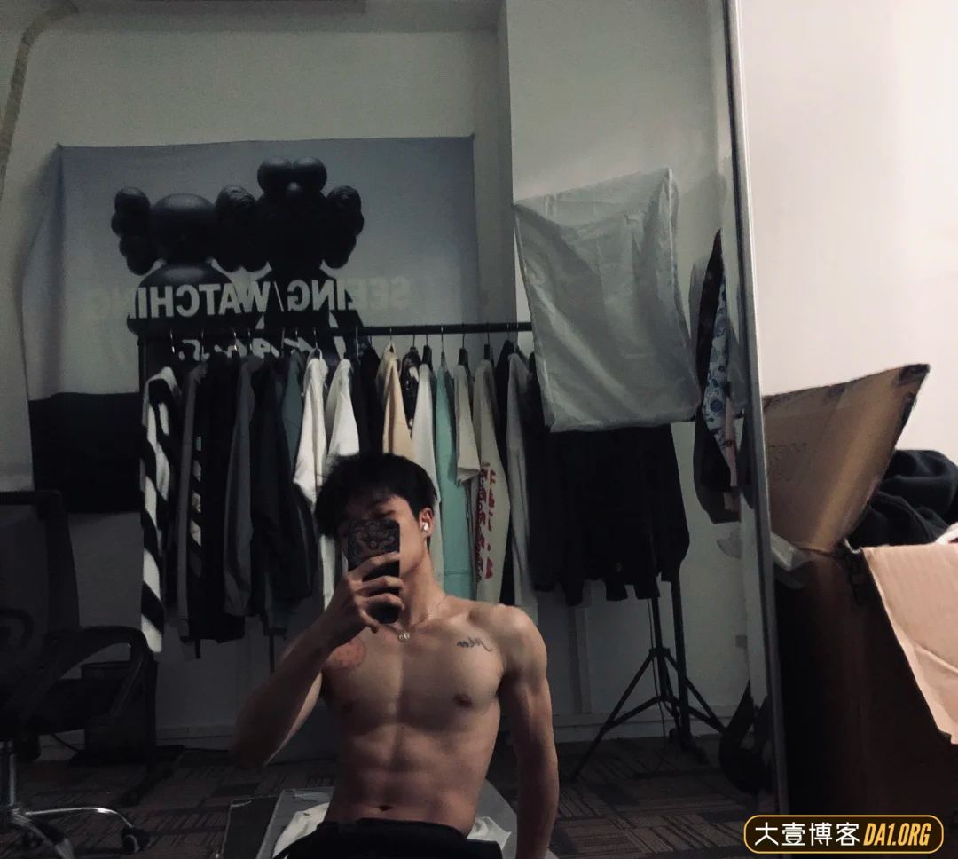 00后健身小生肌肉展示，腹肌刚刚好
