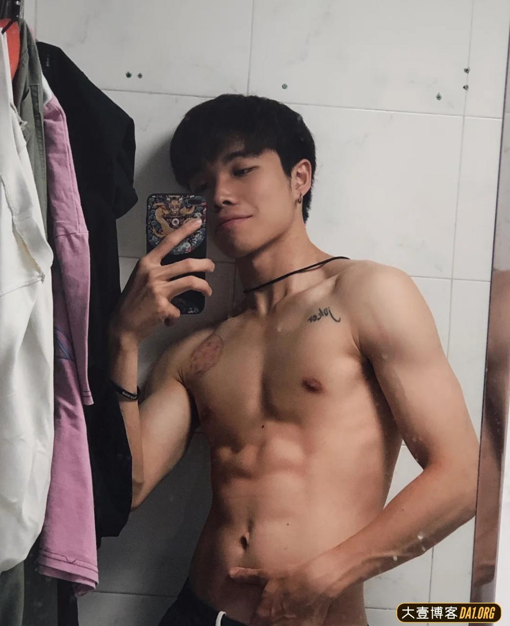 00后健身小生肌肉展示，腹肌刚刚好
