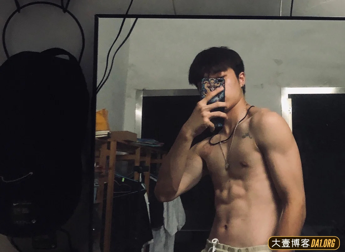 00后健身小生肌肉展示，腹肌刚刚好
