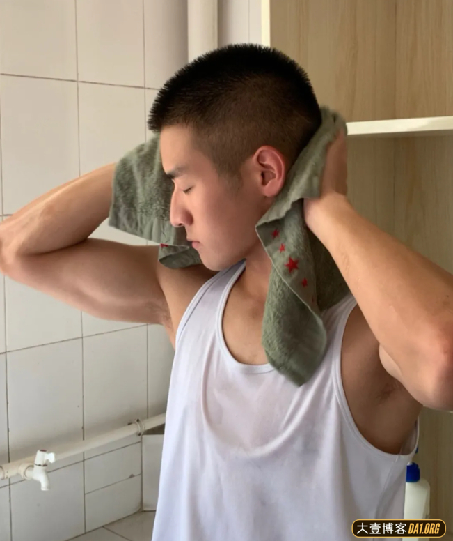 一位退伍兵哥哥，憨厚的直男模样让人忍不住想去了解他