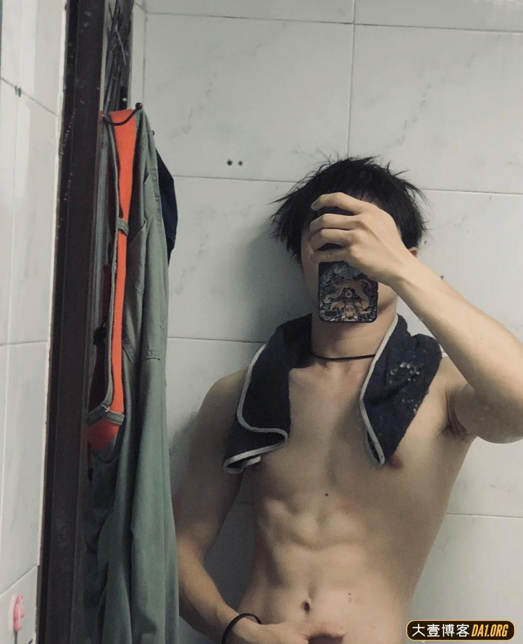 00后健身小生肌肉展示，腹肌刚刚好