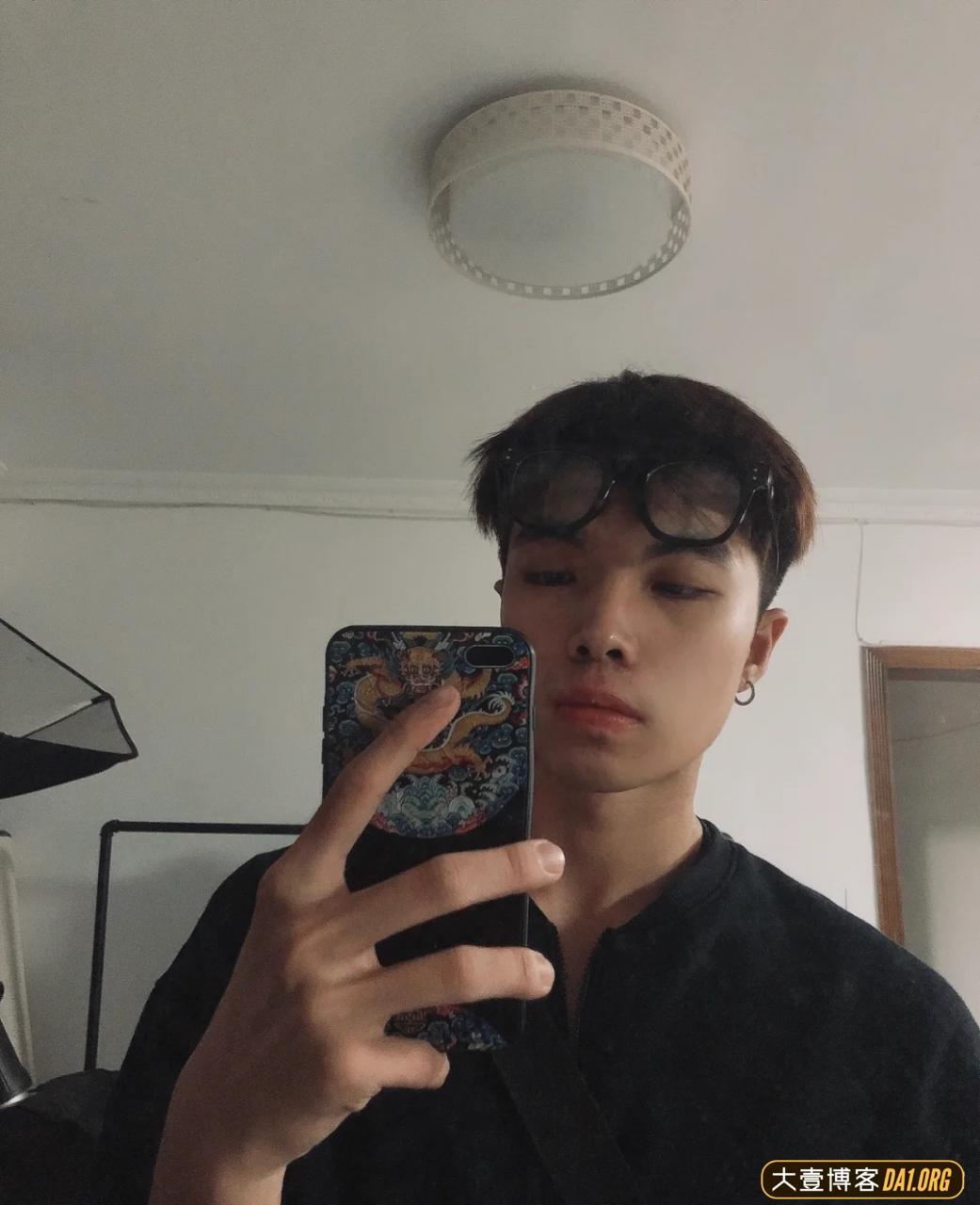 00后健身小生肌肉展示，腹肌刚刚好