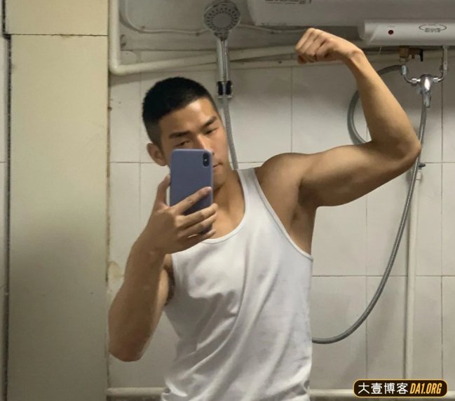 一位退伍兵哥哥，憨厚的直男模样让人忍不住想去了解他