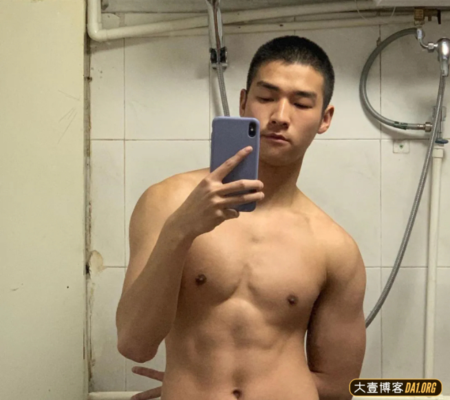 一位退伍兵哥哥，憨厚的直男模样让人忍不住想去了解他