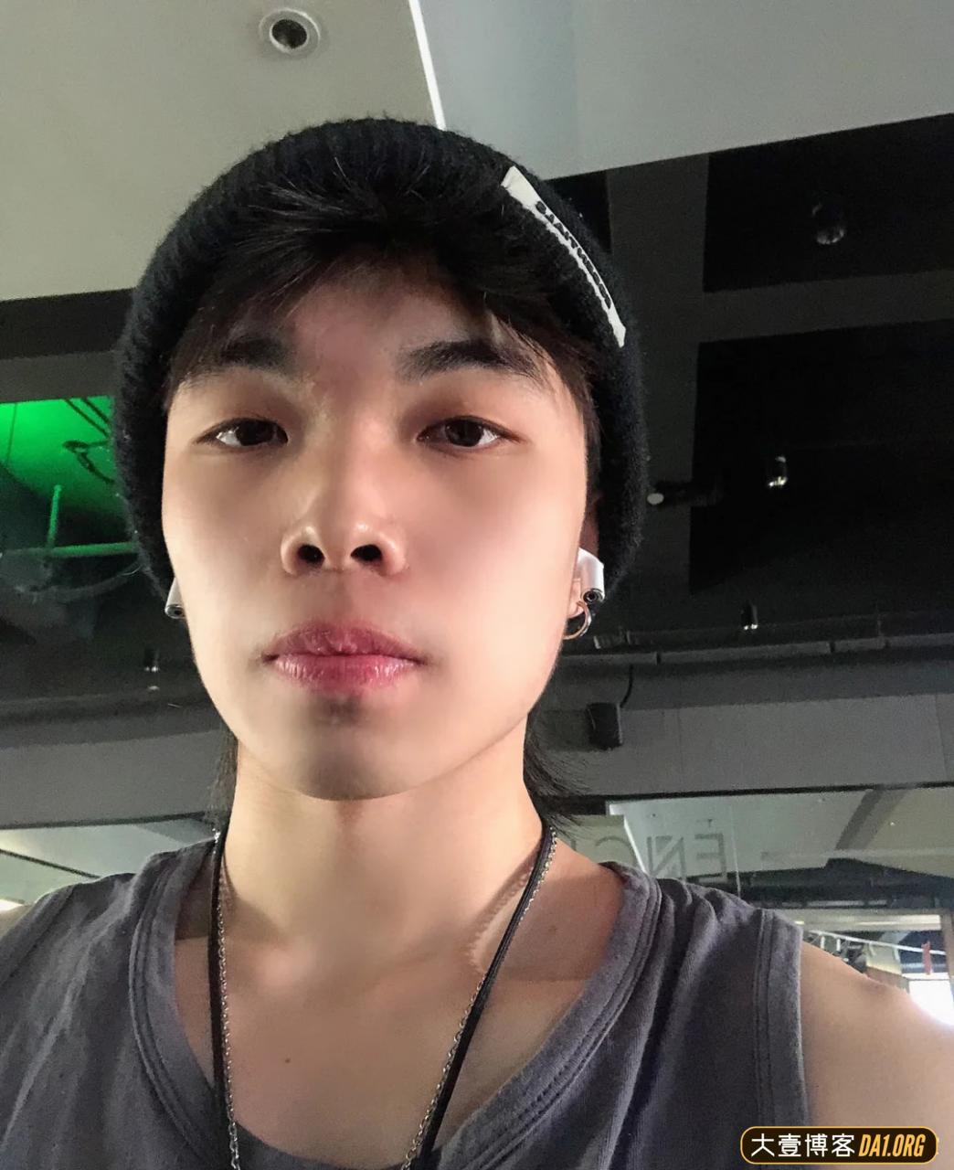 00后健身小生肌肉展示，腹肌刚刚好