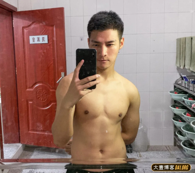 一位退伍兵哥哥，憨厚的直男模样让人忍不住想去了解他