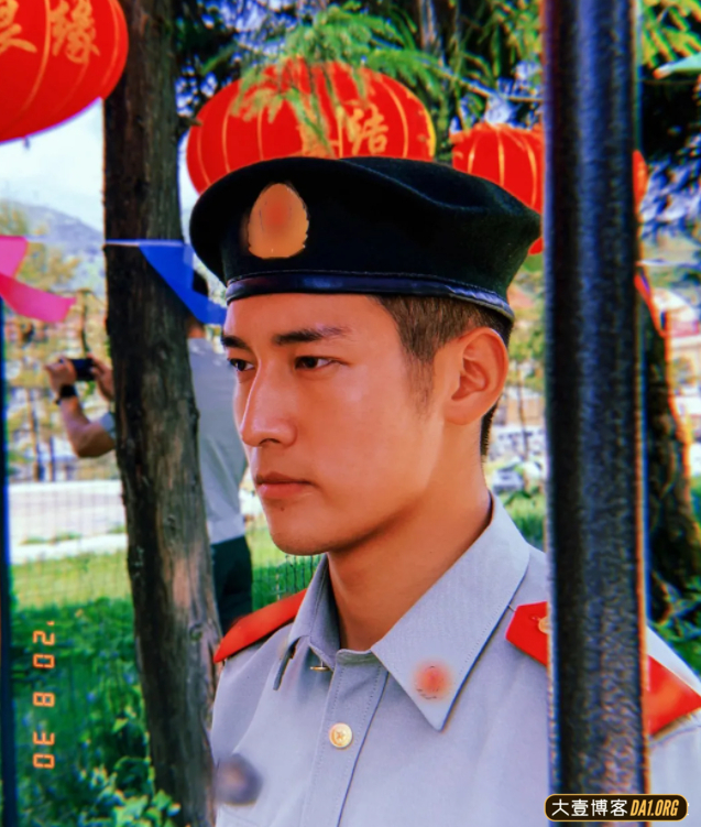 一位退伍兵哥哥，憨厚的直男模样让人忍不住想去了解他