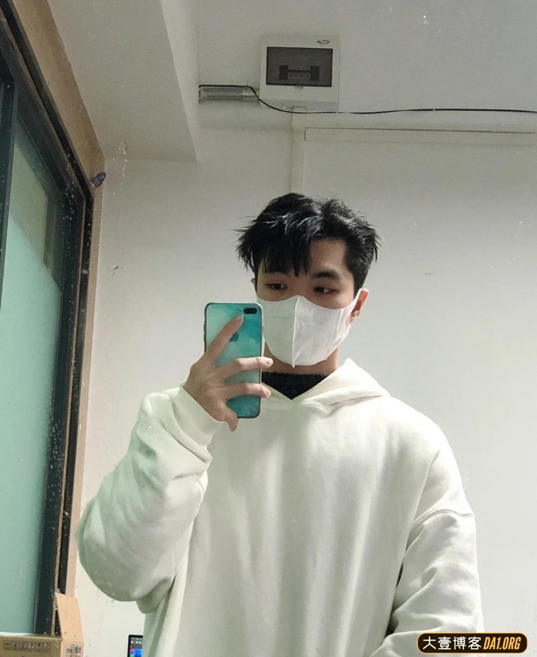 00后健身小生肌肉展示，腹肌刚刚好