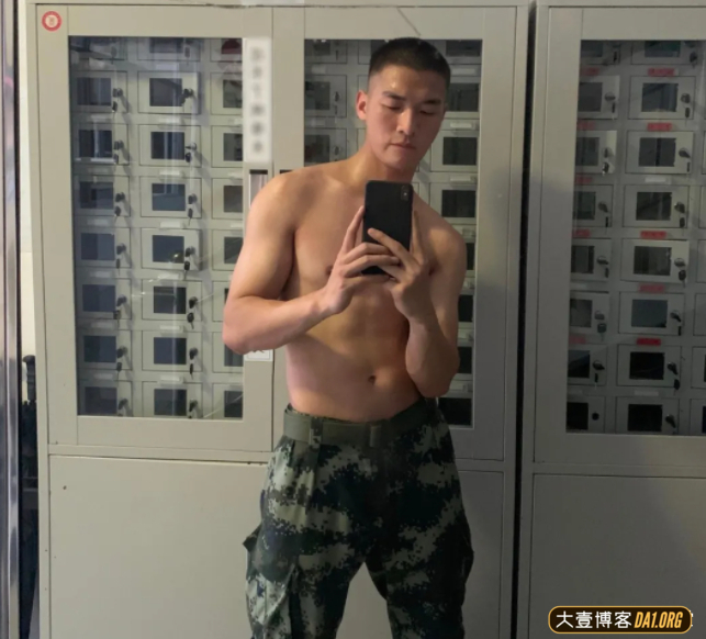 一位退伍兵哥哥，憨厚的直男模样让人忍不住想去了解他