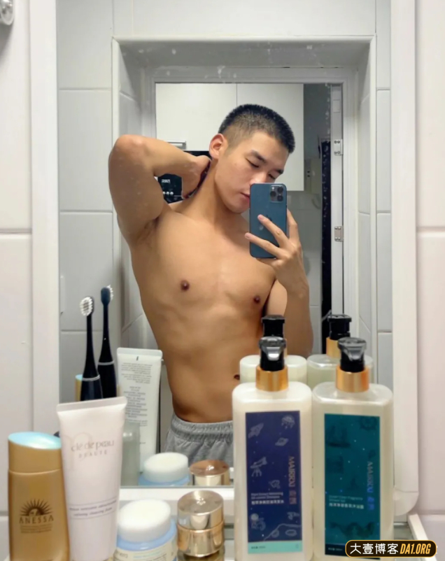 一位退伍兵哥哥，憨厚的直男模样让人忍不住想去了解他