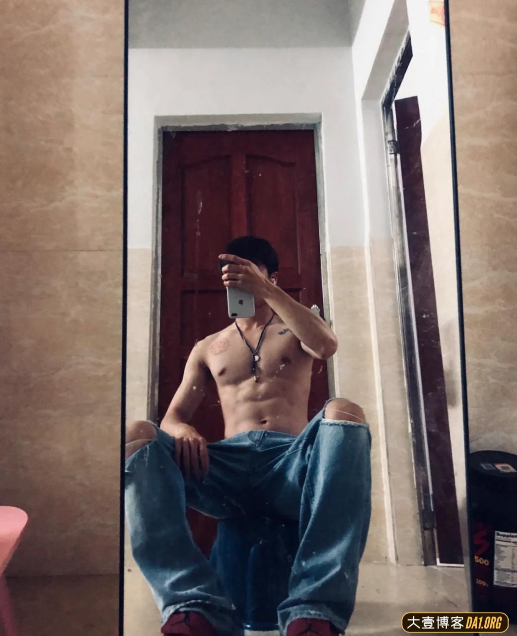 00后健身小生肌肉展示，腹肌刚刚好