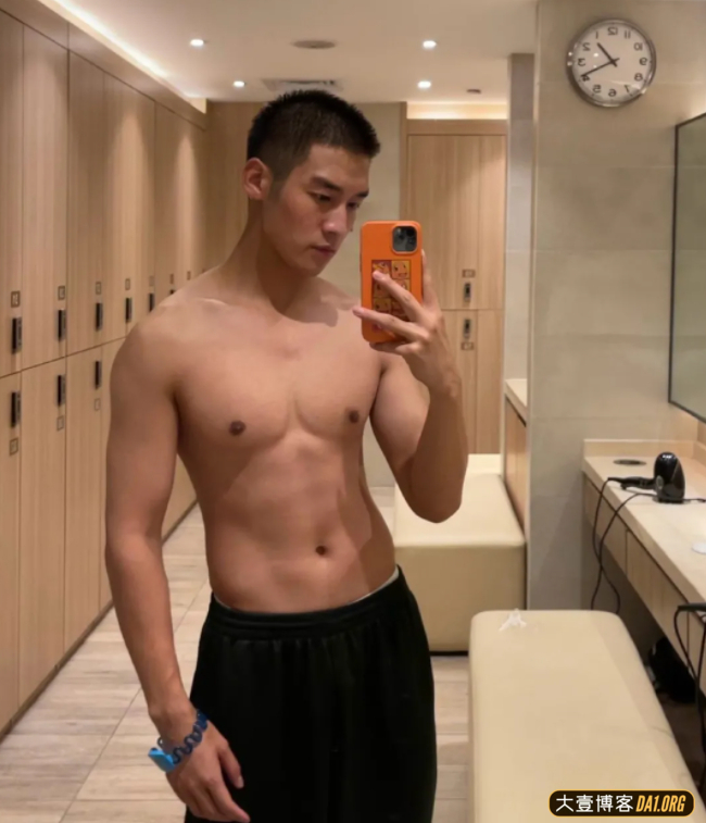 一位退伍兵哥哥，憨厚的直男模样让人忍不住想去了解他