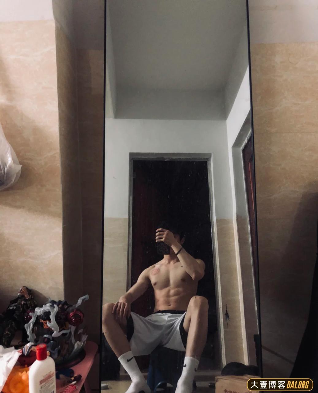 00后健身小生肌肉展示，腹肌刚刚好