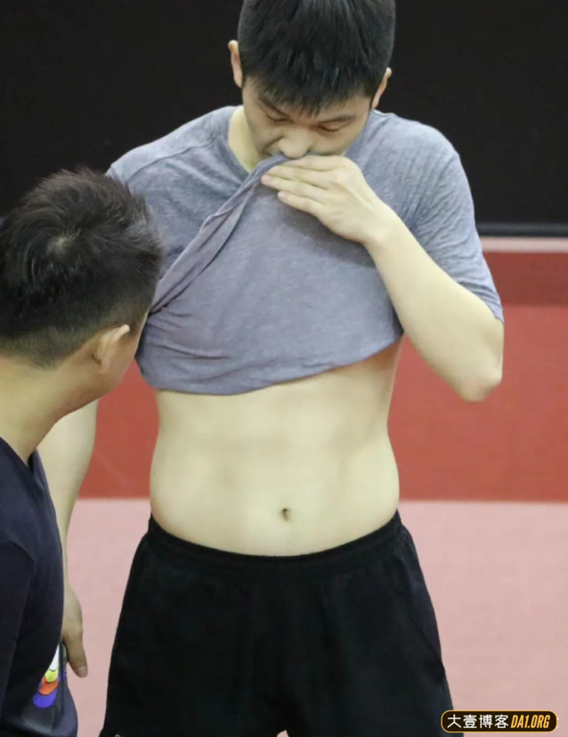 抓拍小胖樊振东场下休息瞬间，不仅依旧可可爱爱，腿还很粗壮