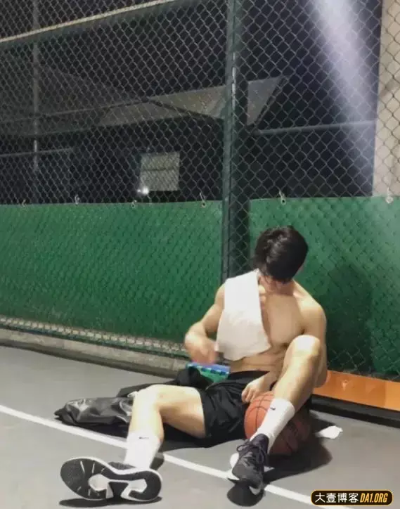 篮球场偶遇小哥哥坐在地上休息,走近全都是汗味儿 篮球场偶遇小哥哥坐在地上休息,走近全都是汗味儿