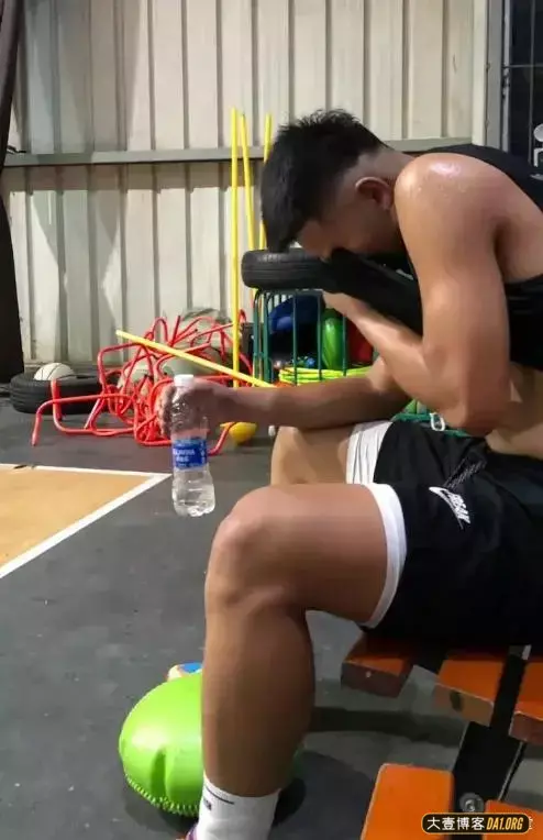 篮球场偶遇小哥哥坐在地上休息,走近全都是汗味儿 篮球场偶遇小哥哥坐在地上休息,走近全都是汗味儿