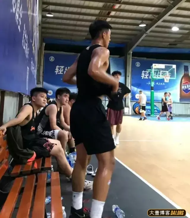 篮球场偶遇小哥哥坐在地上休息,走近全都是汗味儿 篮球场偶遇小哥哥坐在地上休息,走近全都是汗味儿
