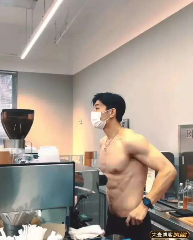 篮球场偶遇小哥哥坐在地上休息,走近全都是汗味儿 篮球场偶遇小哥哥坐在地上休息,走近全都是汗味儿