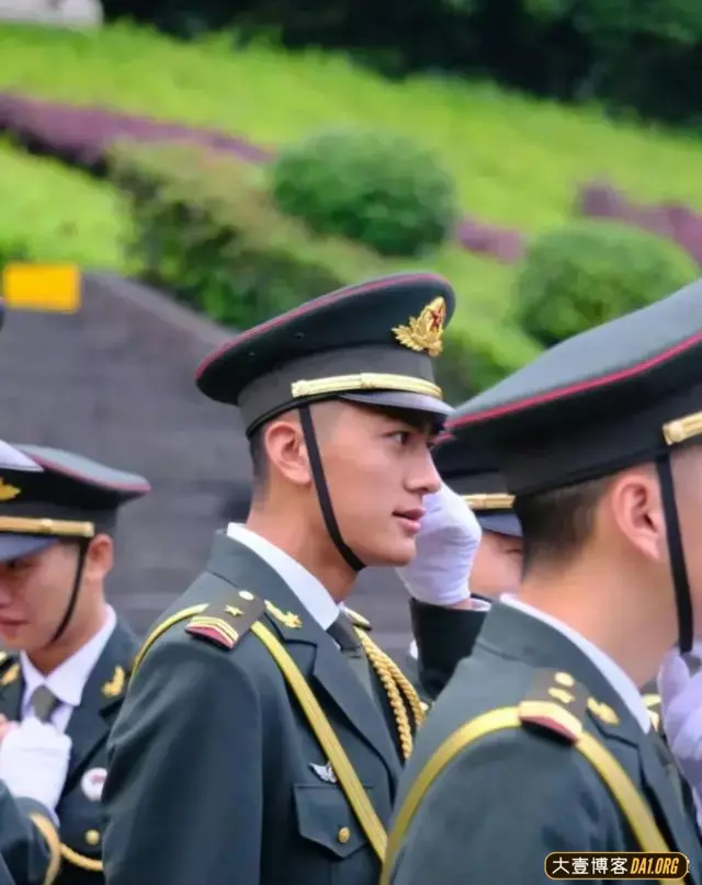 篮球场偶遇小哥哥坐在地上休息,走近全都是汗味儿 篮球场偶遇小哥哥坐在地上休息,走近全都是汗味儿