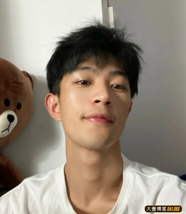 浙江杭州高颜值腹肌学长,脸蛋帅气,喉结也挺好看的 浙江杭州高颜值腹肌学长,脸蛋帅气,喉结也挺好看的