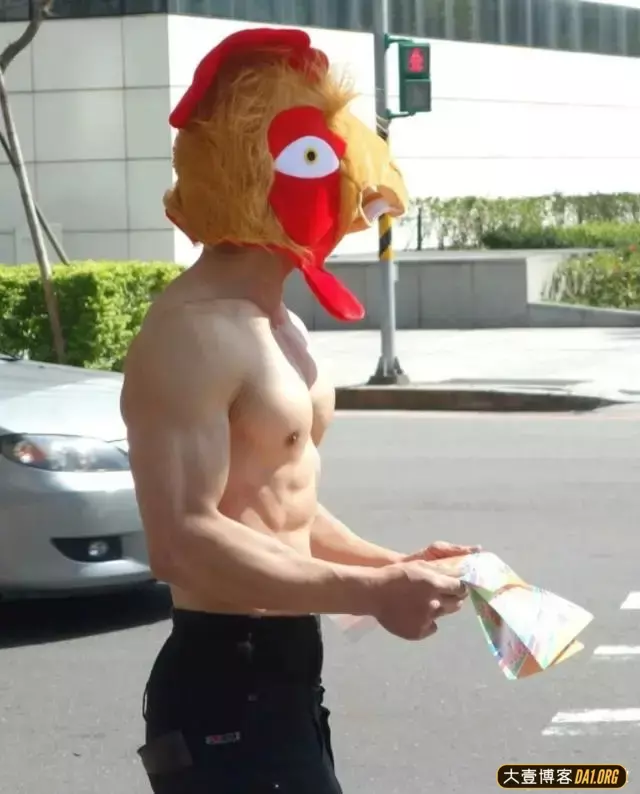 篮球场偶遇小哥哥坐在地上休息,走近全都是汗味儿 篮球场偶遇小哥哥坐在地上休息,走近全都是汗味儿