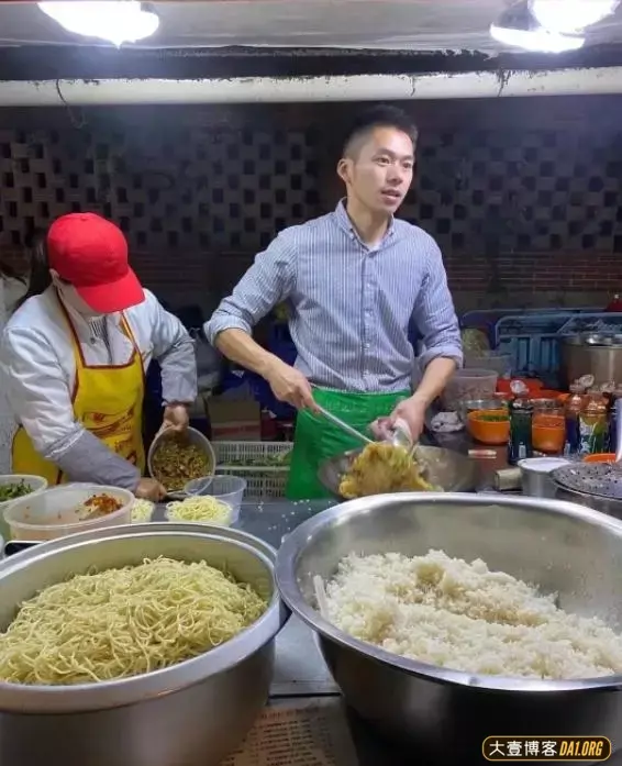 篮球场偶遇小哥哥坐在地上休息,走近全都是汗味儿 篮球场偶遇小哥哥坐在地上休息,走近全都是汗味儿