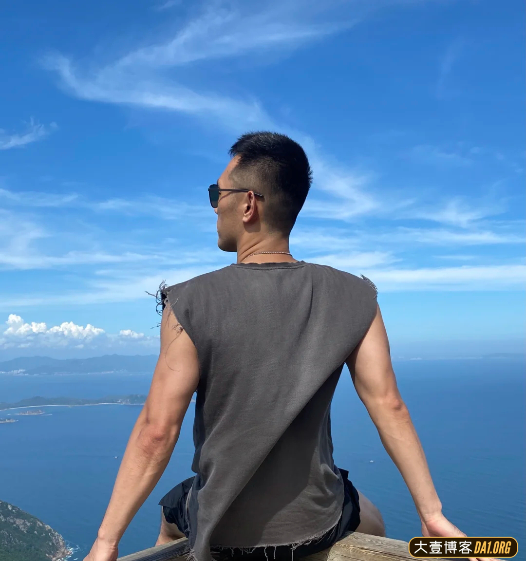 36岁叔系型男拥有八块腹肌后，被人追问是直男吗？