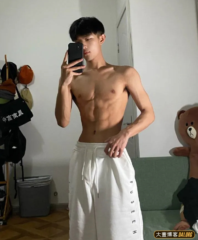 浙江杭州高颜值腹肌学长,脸蛋帅气,喉结也挺好看的 浙江杭州高颜值腹肌学长,脸蛋帅气,喉结也挺好看的
