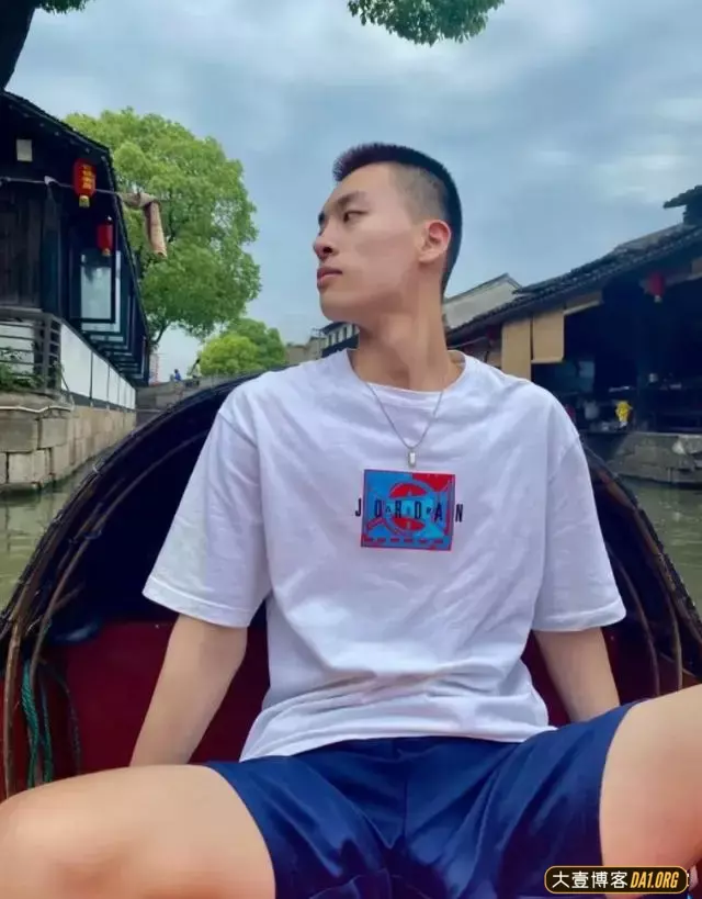 篮球场偶遇小哥哥坐在地上休息,走近全都是汗味儿 篮球场偶遇小哥哥坐在地上休息,走近全都是汗味儿